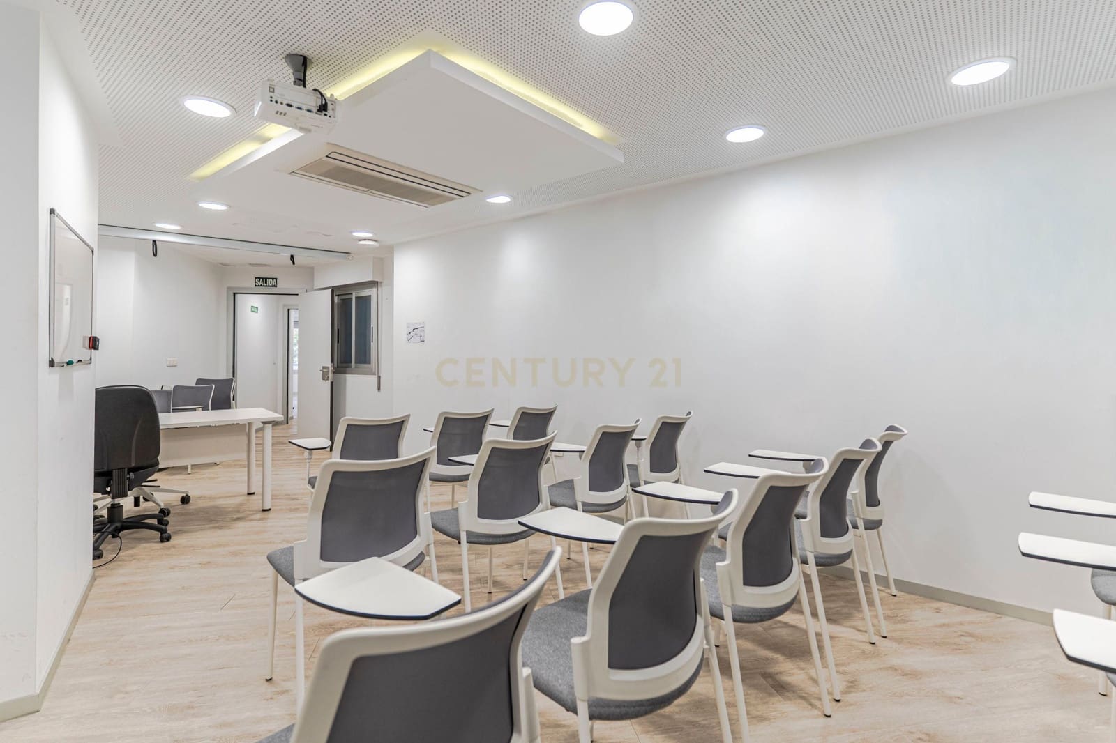 Kontor til salgs i Granada by - € 550 000 (Ref: 9354535)