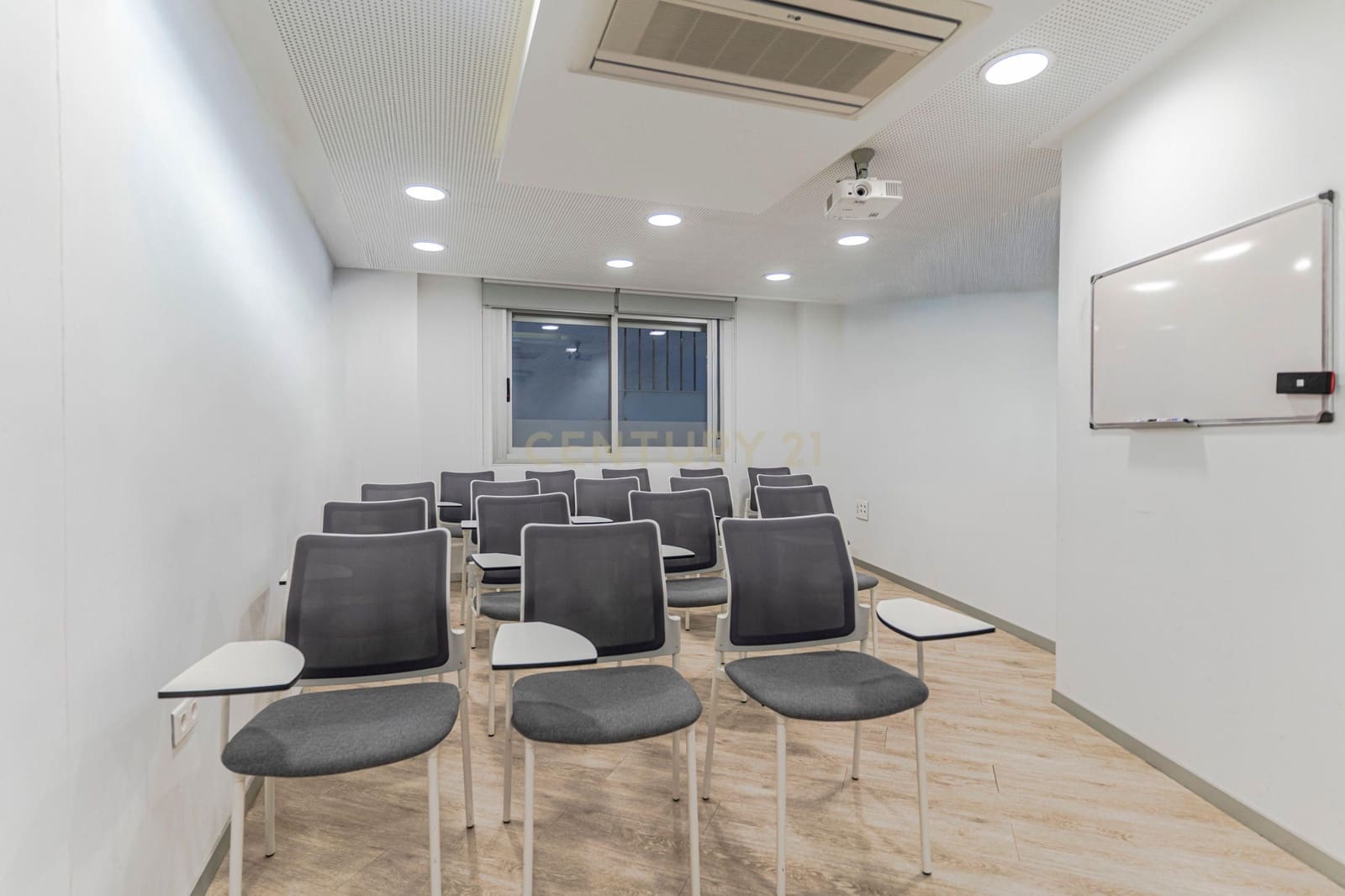 Kontor til salgs i Granada by - € 550 000 (Ref: 9354535)