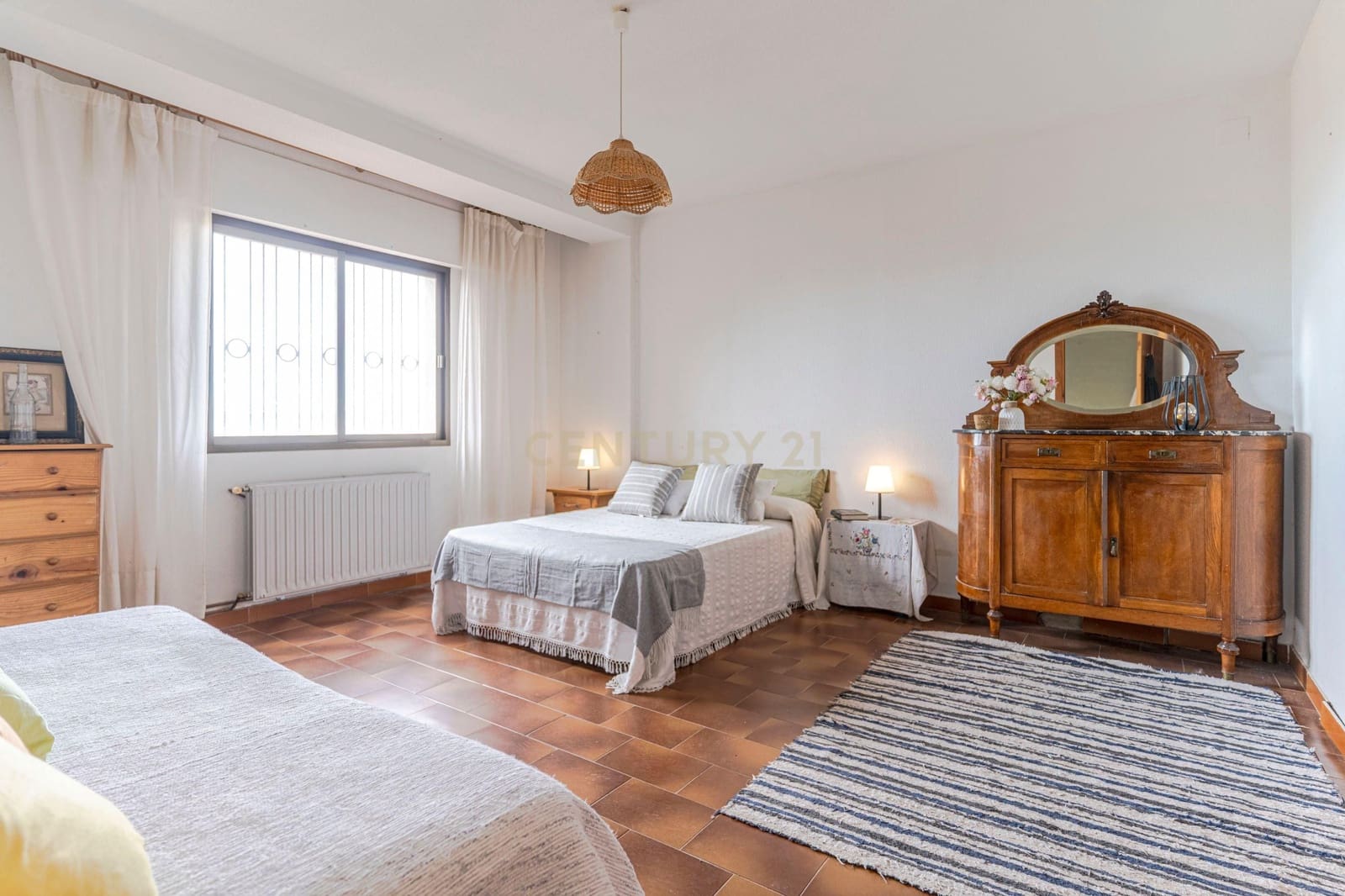 4 makuuhuone Huvila myytävänä paikassa La Zubia - 280 000 € (Ref: 9410318)