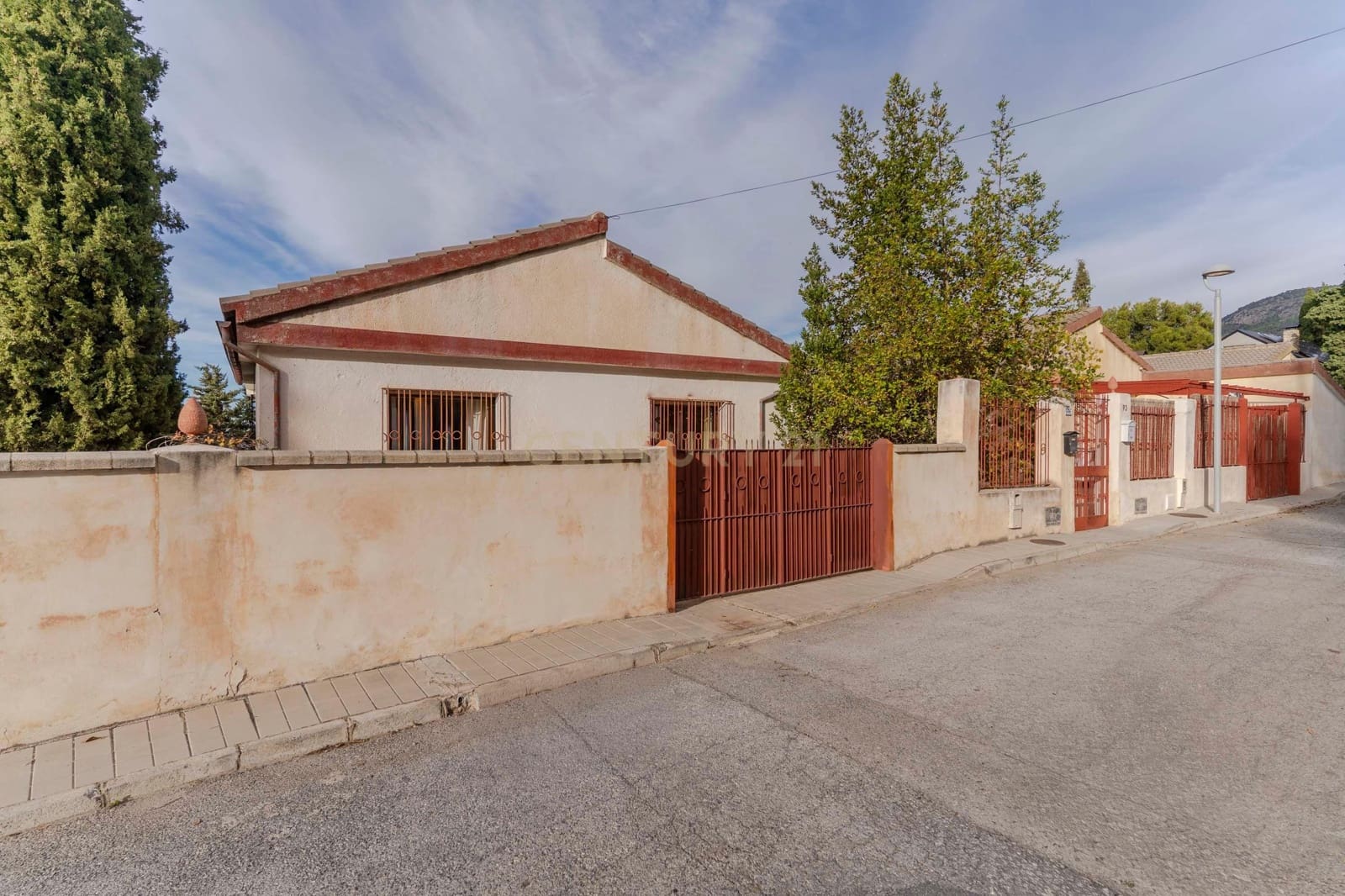 4 makuuhuone Huvila myytävänä paikassa La Zubia - 280 000 € (Ref: 9410318)