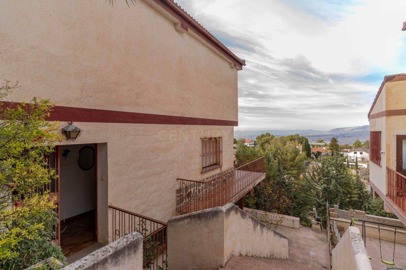 4 makuuhuone Huvila myytävänä paikassa La Zubia - 280 000 € (Ref: 9410318)