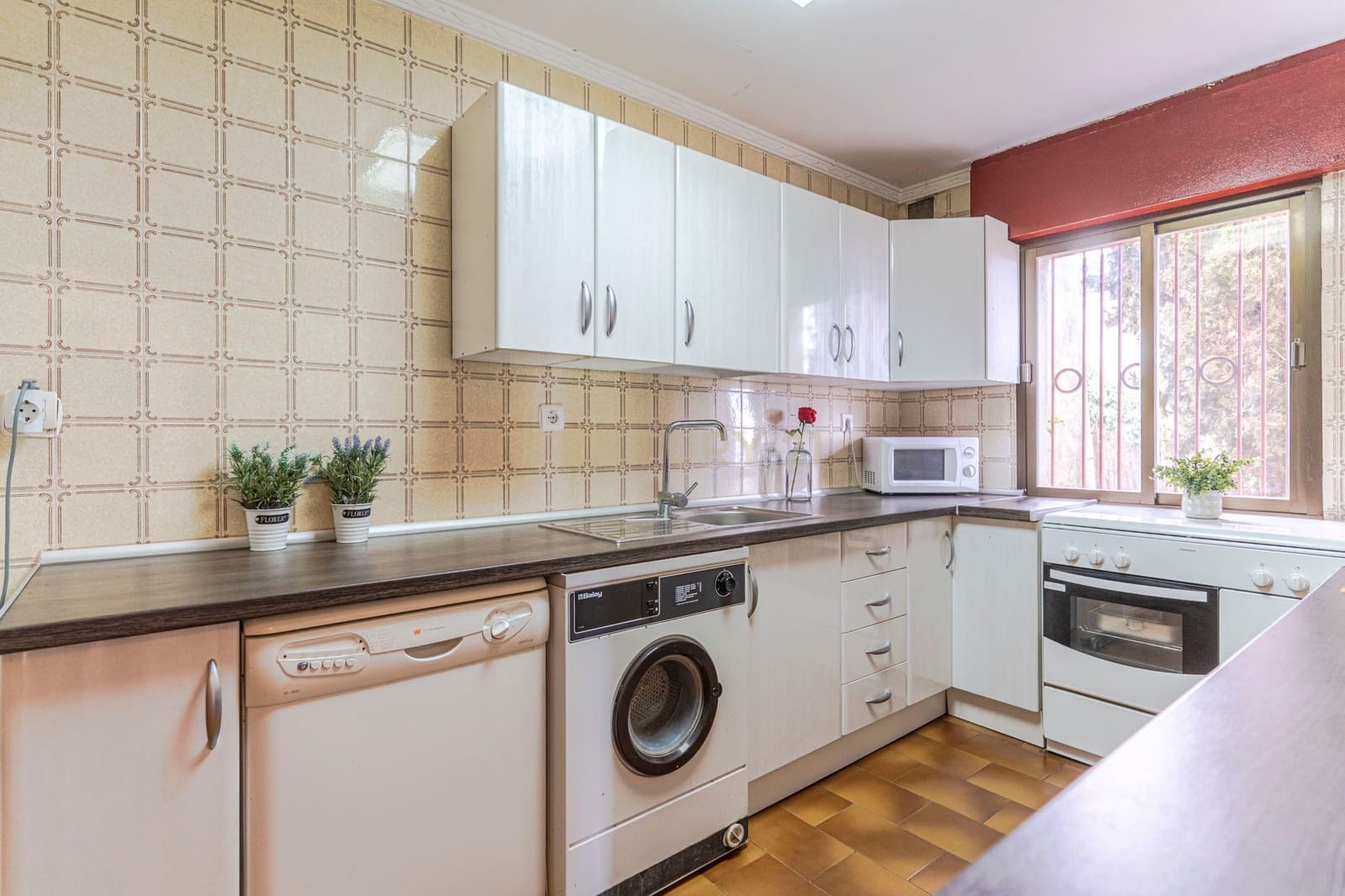 4 makuuhuone Huvila myytävänä paikassa La Zubia - 280 000 € (Ref: 9410318)