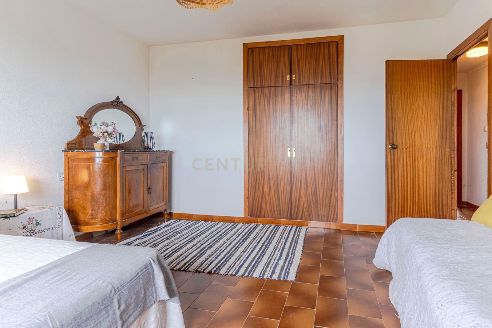 4 makuuhuone Huvila myytävänä paikassa La Zubia - 280 000 € (Ref: 9410318)