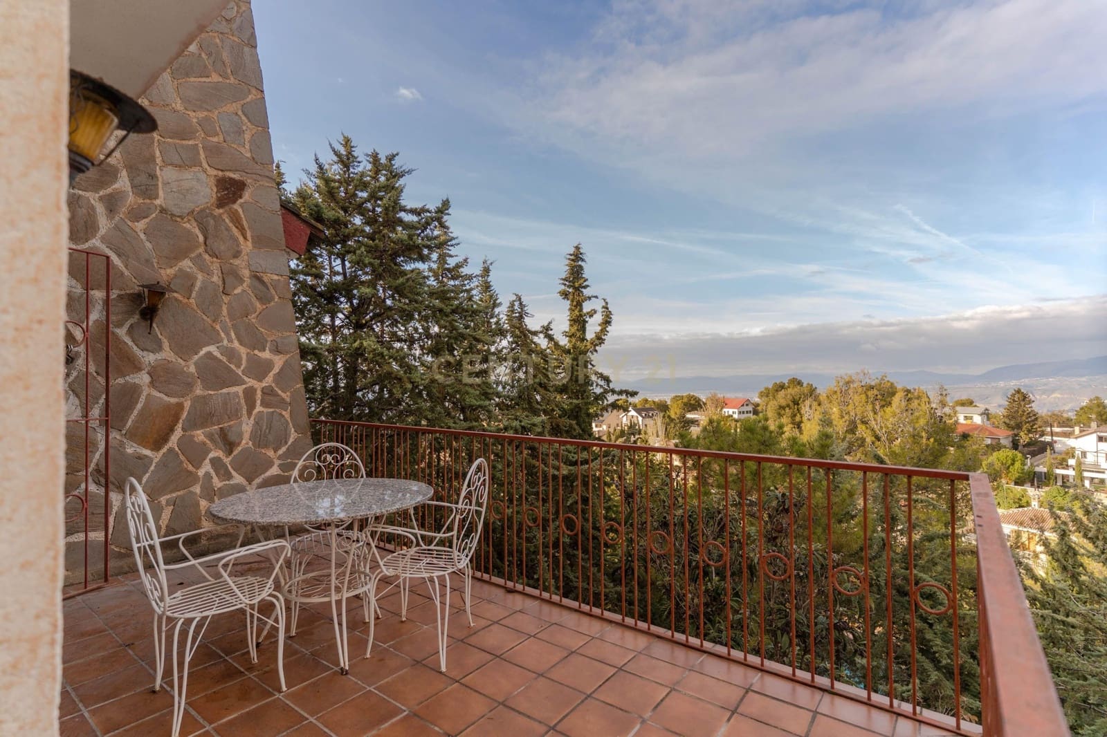 4 makuuhuone Huvila myytävänä paikassa La Zubia - 280 000 € (Ref: 9410318)