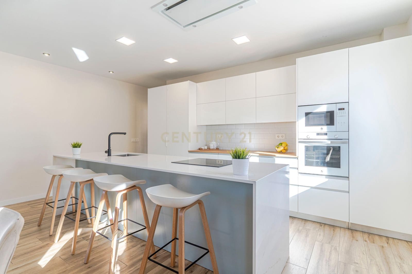 4 soveværelse Villa til salg i Dilar med swimmingpool garage - € 439.900 (Ref: 9412974)