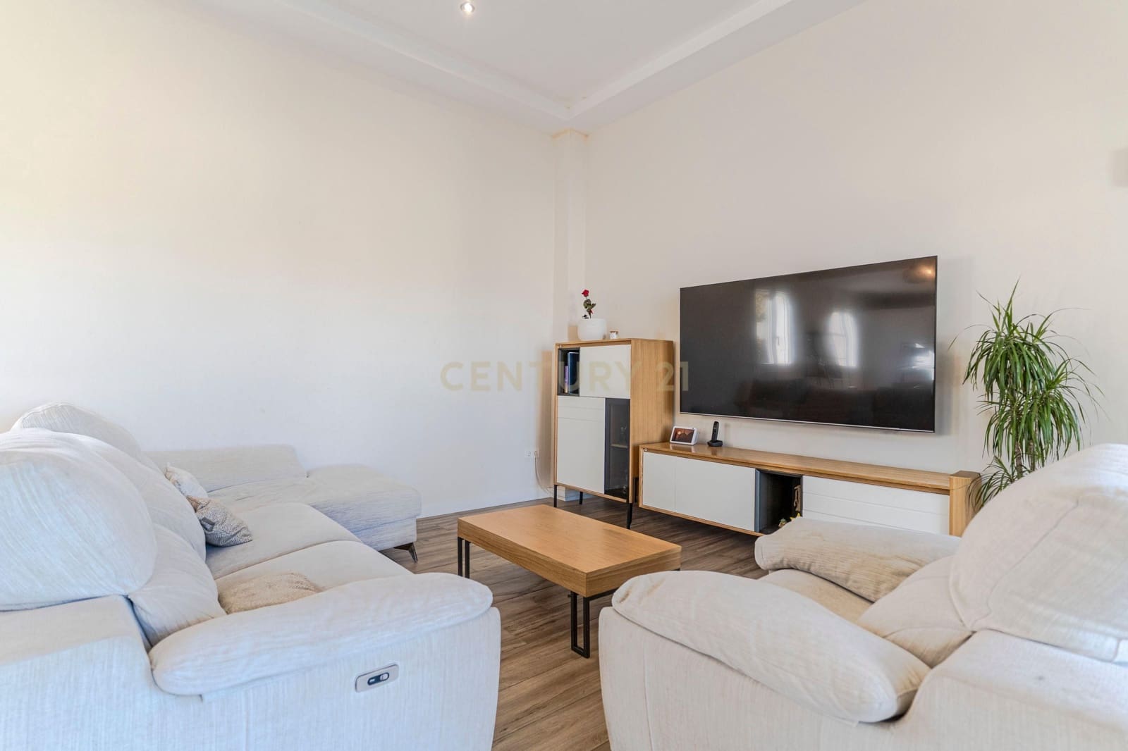 4 soveværelse Villa til salg i Dilar med swimmingpool garage - € 439.900 (Ref: 9412974)