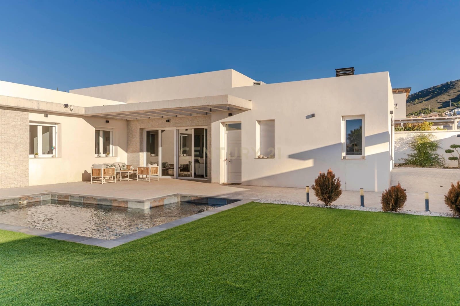 4 soveværelse Villa til salg i Dilar med swimmingpool garage - € 439.900 (Ref: 9412974)