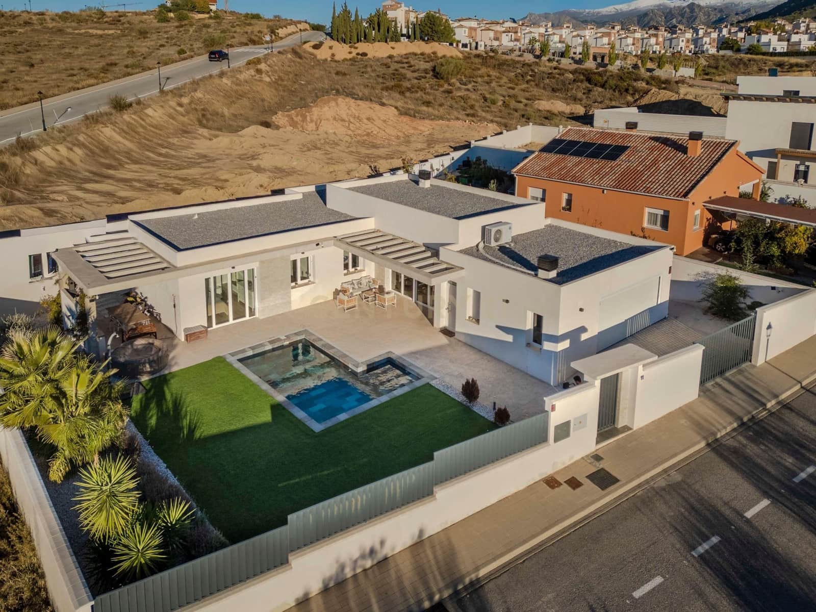 4 soveværelse Villa til salg i Dilar med swimmingpool garage - € 439.900 (Ref: 9412974)