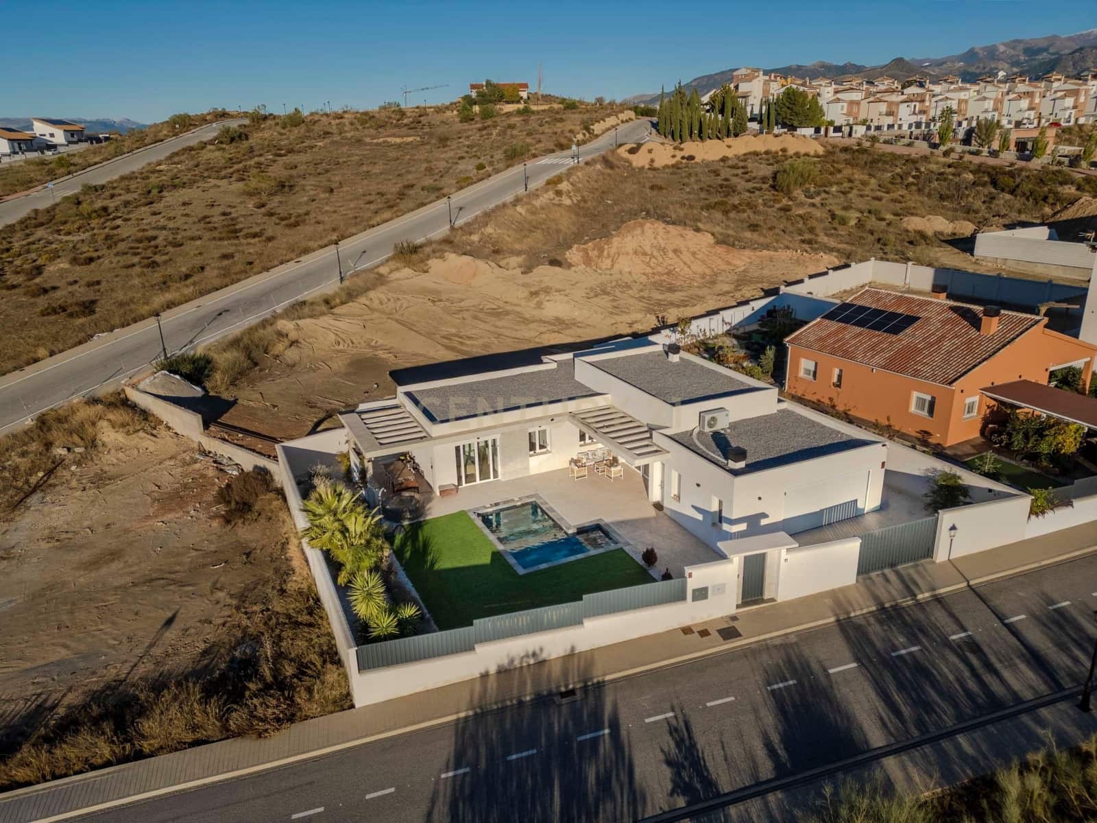 4 soveværelse Villa til salg i Dilar med swimmingpool garage - € 439.900 (Ref: 9412974)