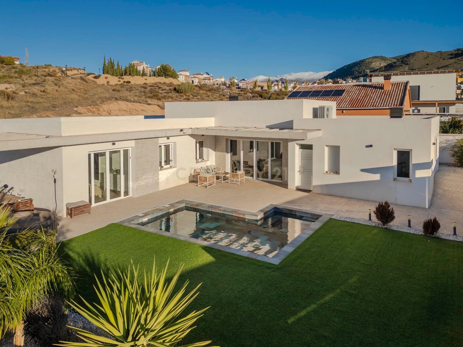 4 soveværelse Villa til salg i Dilar med swimmingpool garage - € 439.900 (Ref: 9412974)