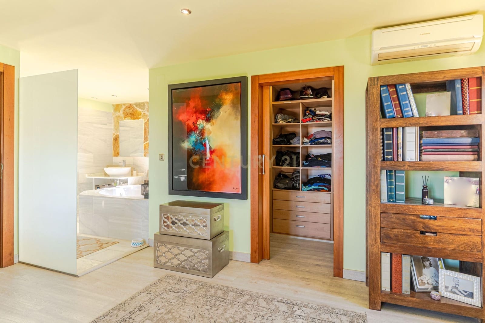 5 bedroom Villa for sale in Gojar with pool - € 625,000 (Ref: 9412975)