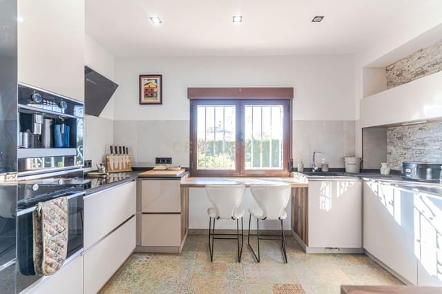 5 soveværelse Villa til salg i Gójar med swimmingpool - € 625.000 (Ref: 9412975)