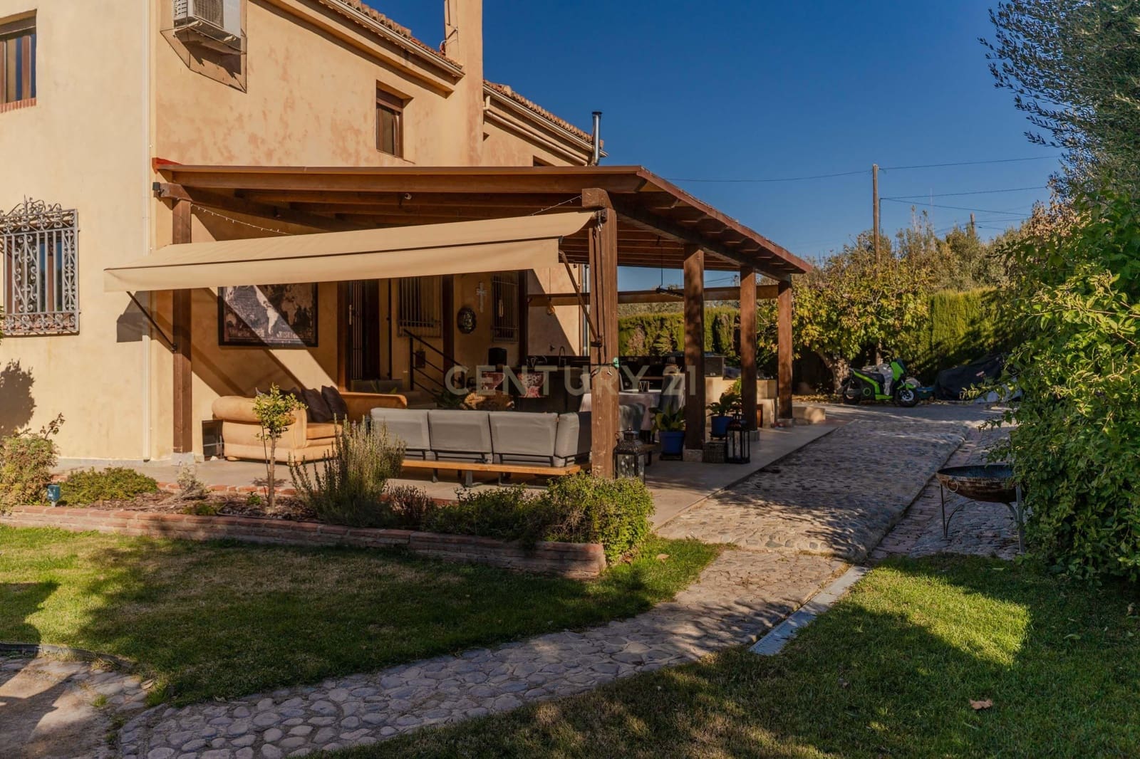 5 bedroom Villa for sale in Gojar with pool - € 625,000 (Ref: 9412975)