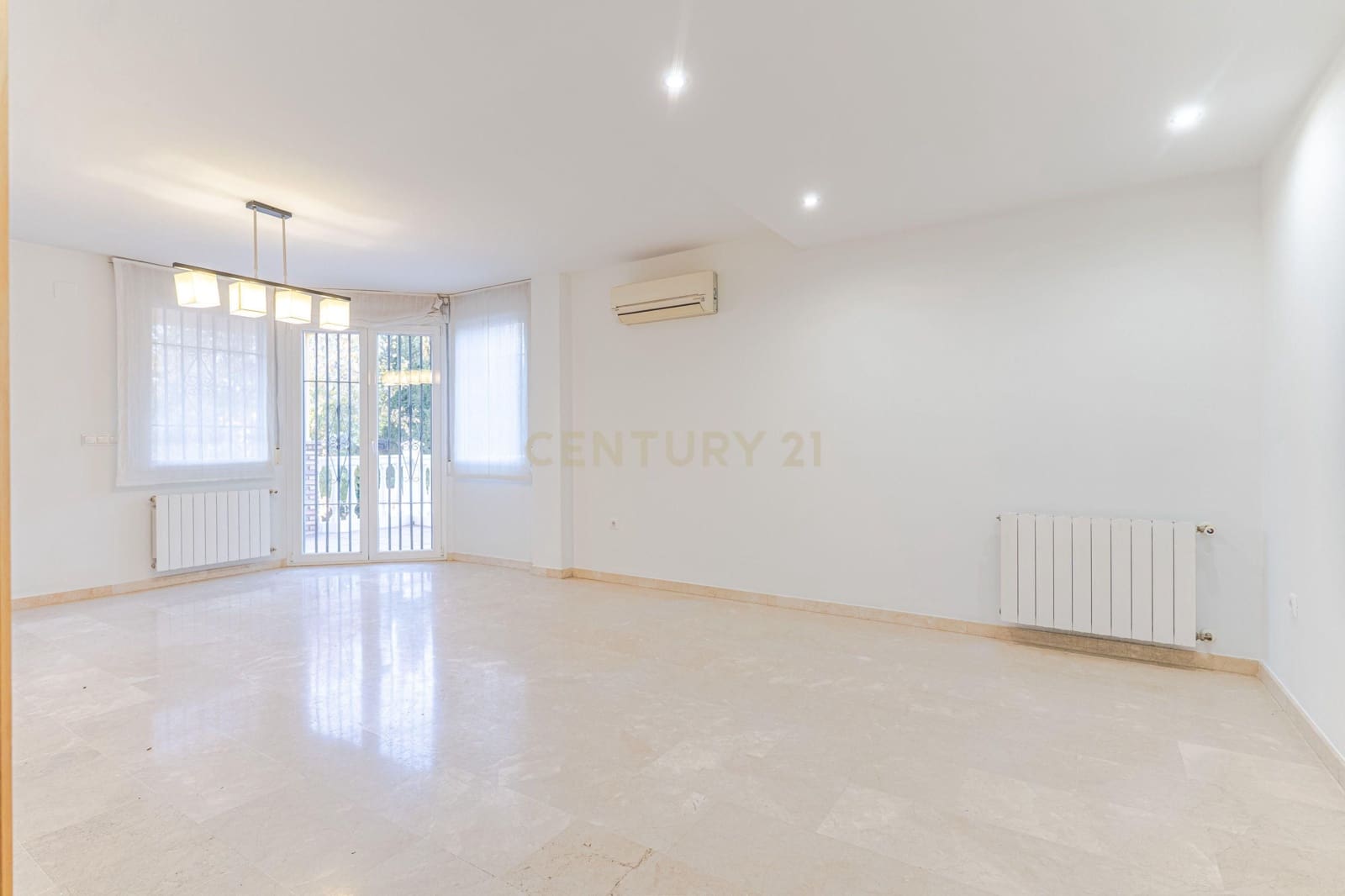 5 quarto Moradia Geminada para venda em La Zubia com piscina garagem - 365 000 € (Ref: 9453433)