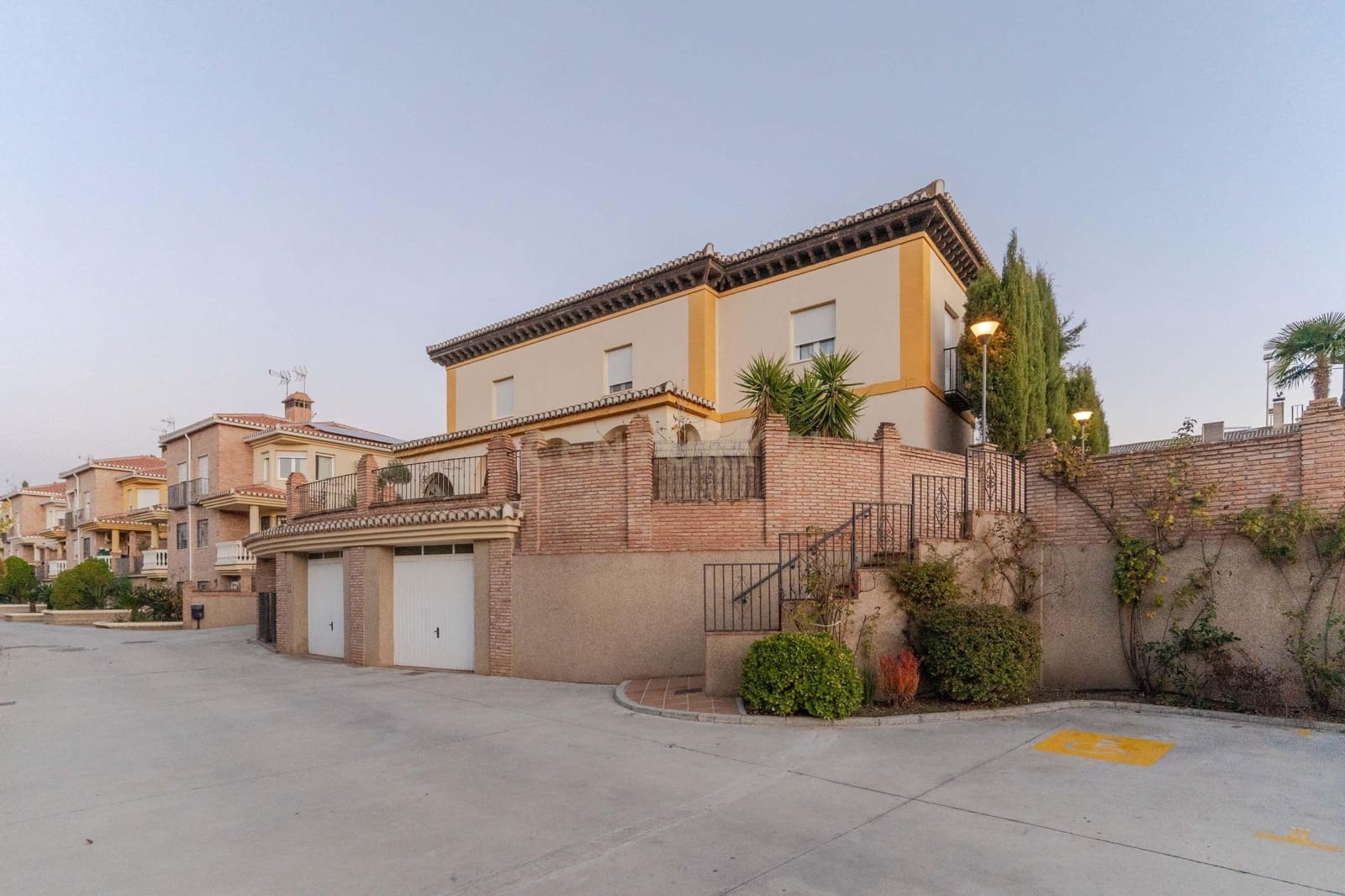 5 quarto Moradia Geminada para venda em La Zubia com piscina garagem - 365 000 € (Ref: 9453433)