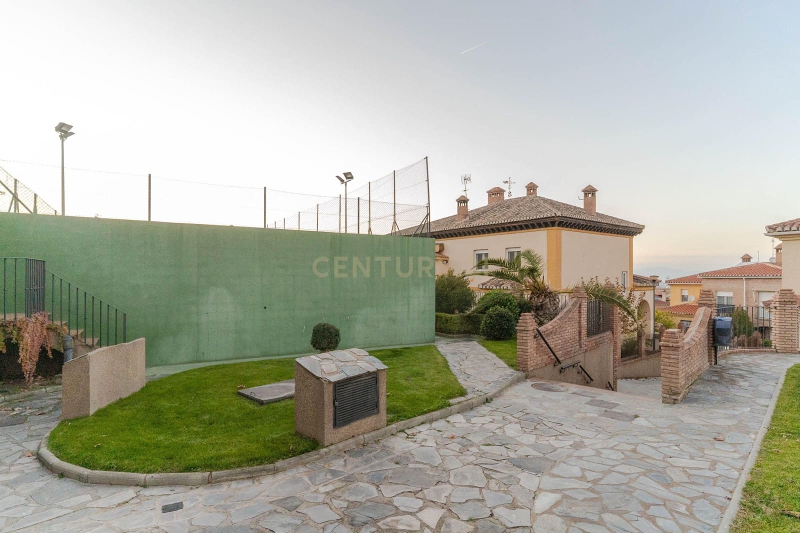 5 quarto Moradia Geminada para venda em La Zubia com piscina garagem - 365 000 € (Ref: 9453433)