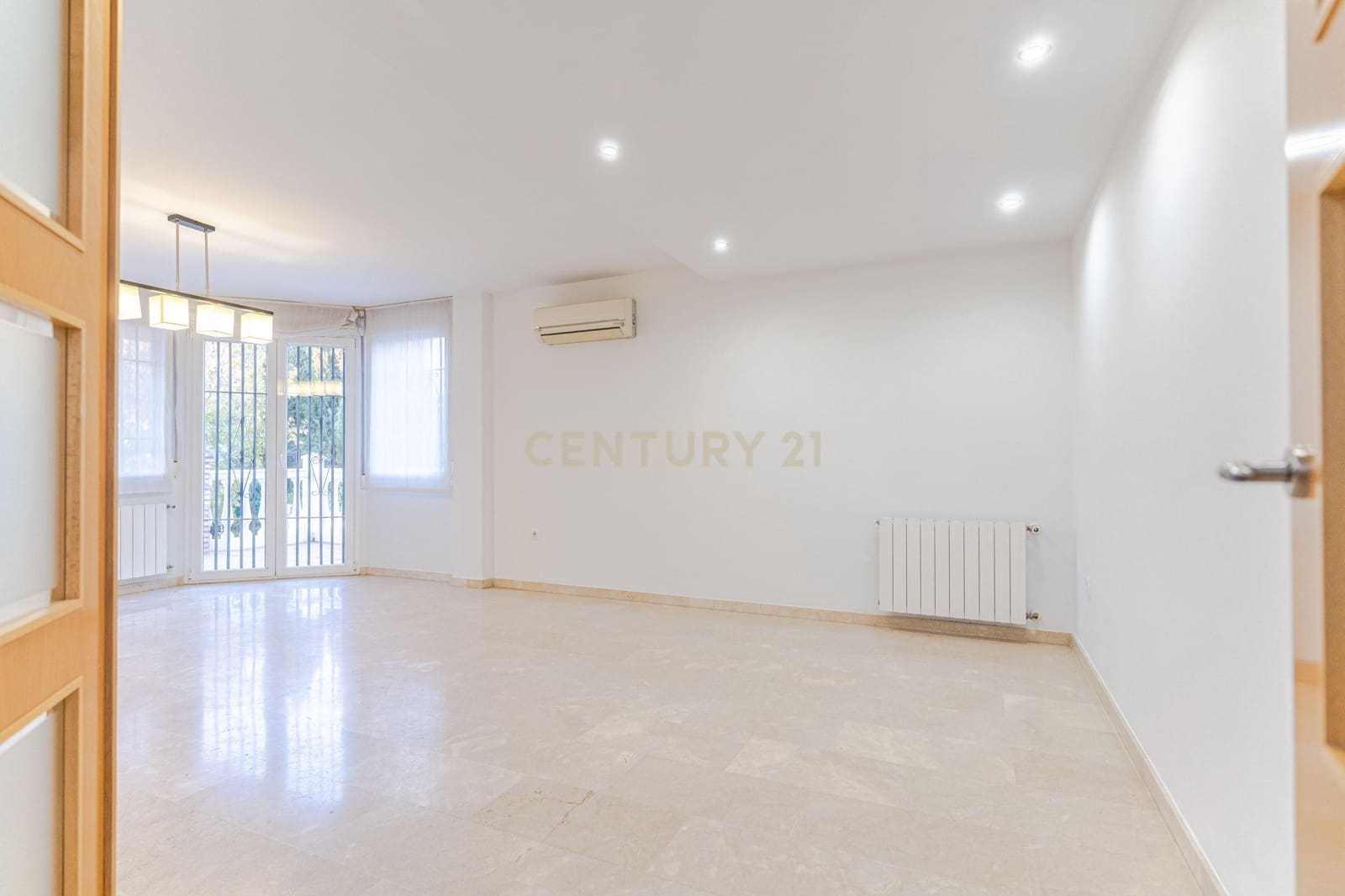 5 quarto Moradia Geminada para venda em La Zubia com piscina garagem - 365 000 € (Ref: 9453433)