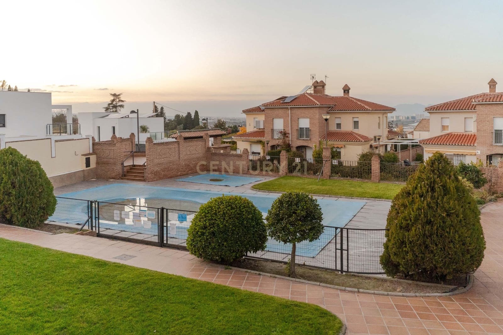 5 quarto Moradia Geminada para venda em La Zubia com piscina garagem - 365 000 € (Ref: 9453433)