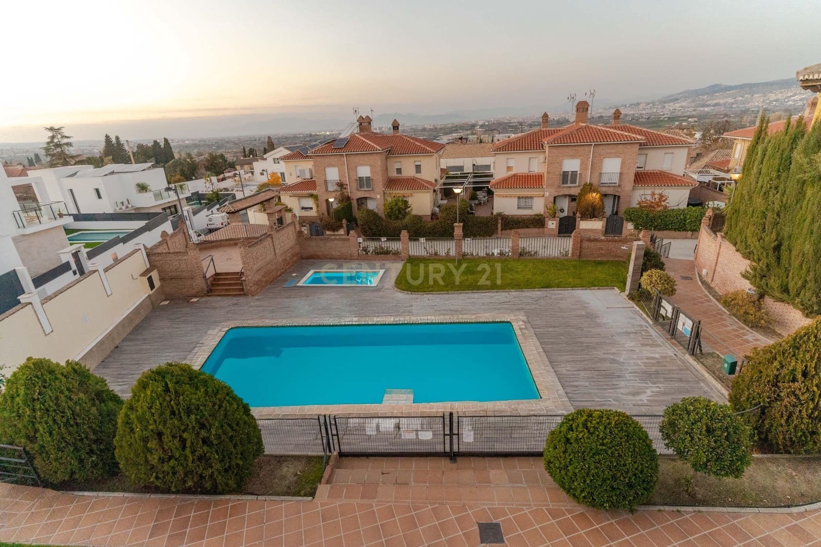 5 quarto Moradia Geminada para venda em La Zubia com piscina garagem - 365 000 € (Ref: 9453433)