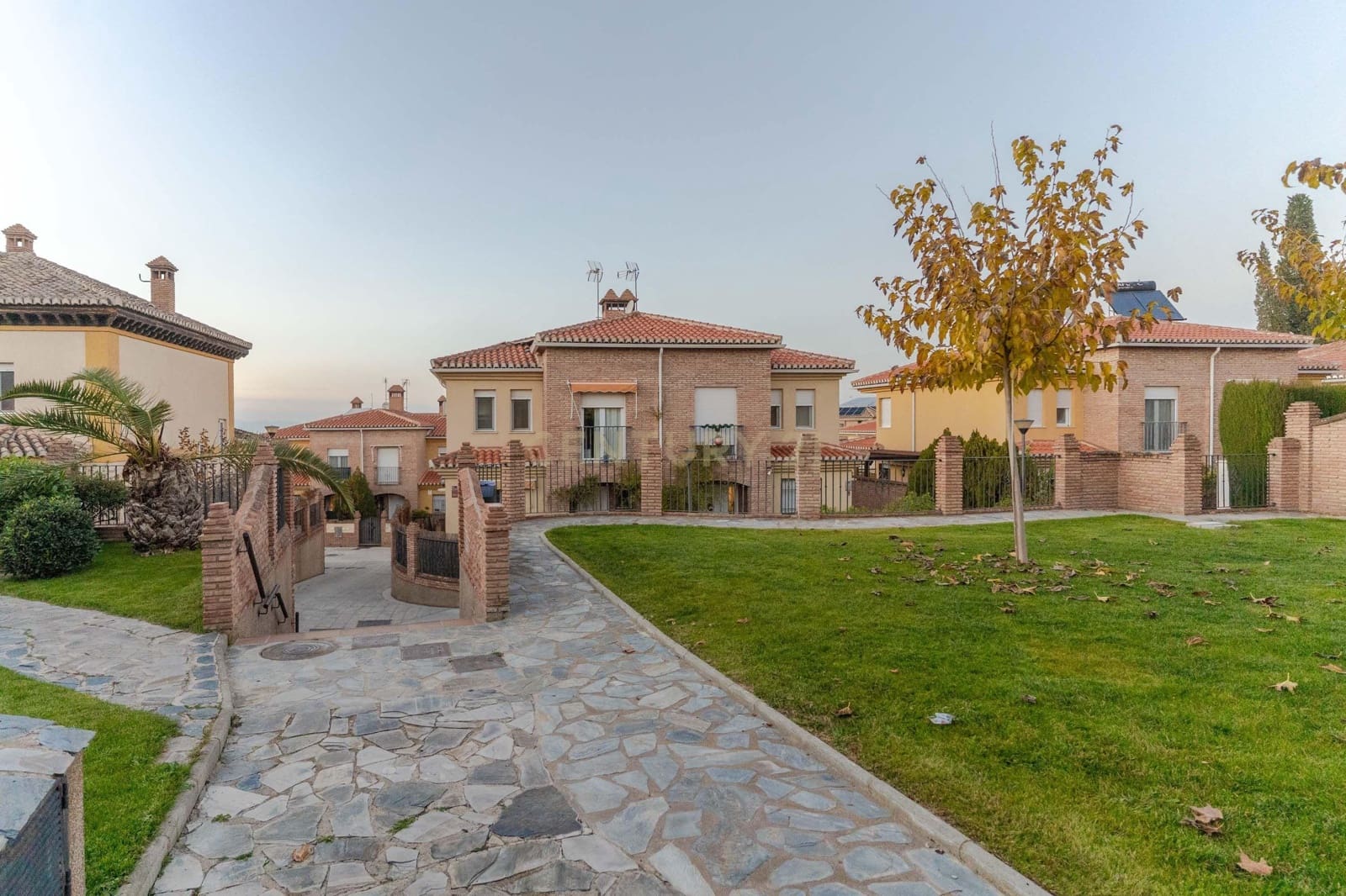 5 quarto Moradia Geminada para venda em La Zubia com piscina garagem - 365 000 € (Ref: 9453433)