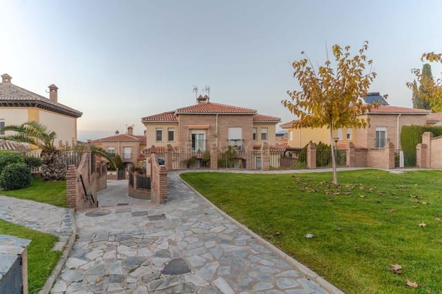 5 quarto Moradia Geminada para venda em La Zubia com piscina garagem - 365 000 € (Ref: 9453433)