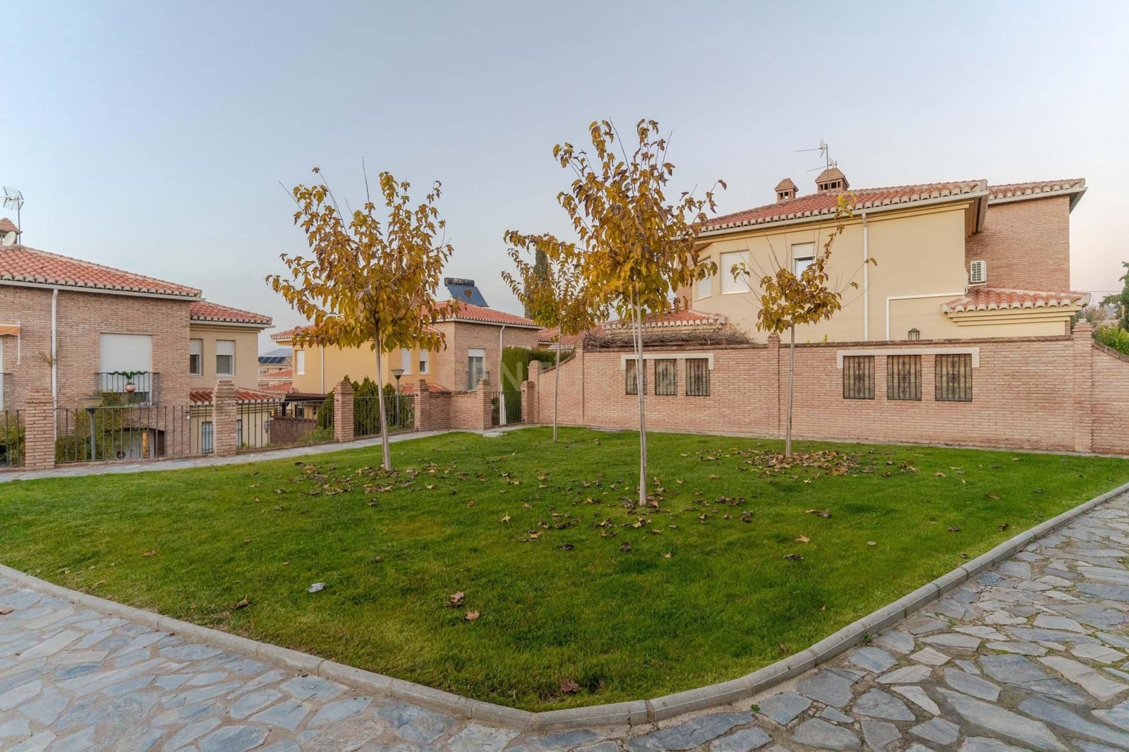 5 quarto Moradia Geminada para venda em La Zubia com piscina garagem - 365 000 € (Ref: 9453433)