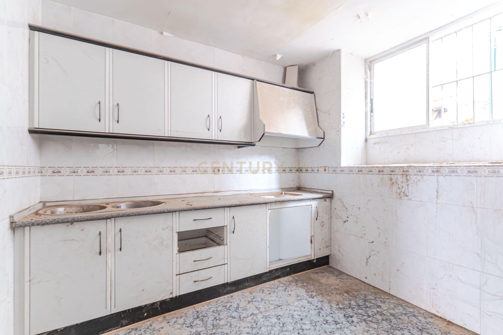 Casa de 3 habitaciones en Vélez de Benaudalla en venta - 75.000 € (Ref: 9495575)