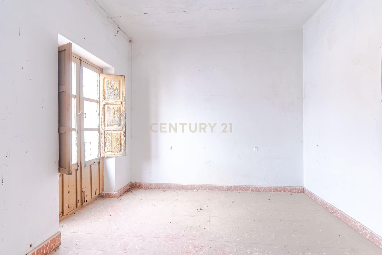 Casa de 3 habitaciones en Vélez de Benaudalla en venta - 75.000 € (Ref: 9495575)