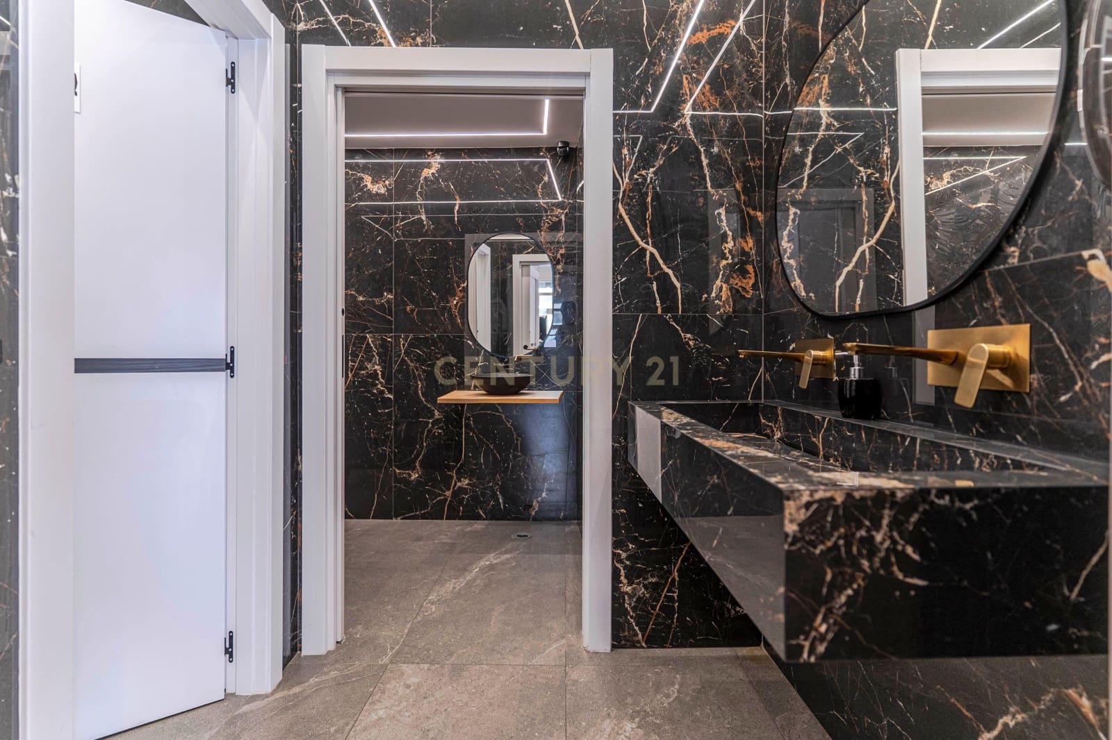 Commercial for sale in Granada city - € 55,000 (Ref: 9503444)