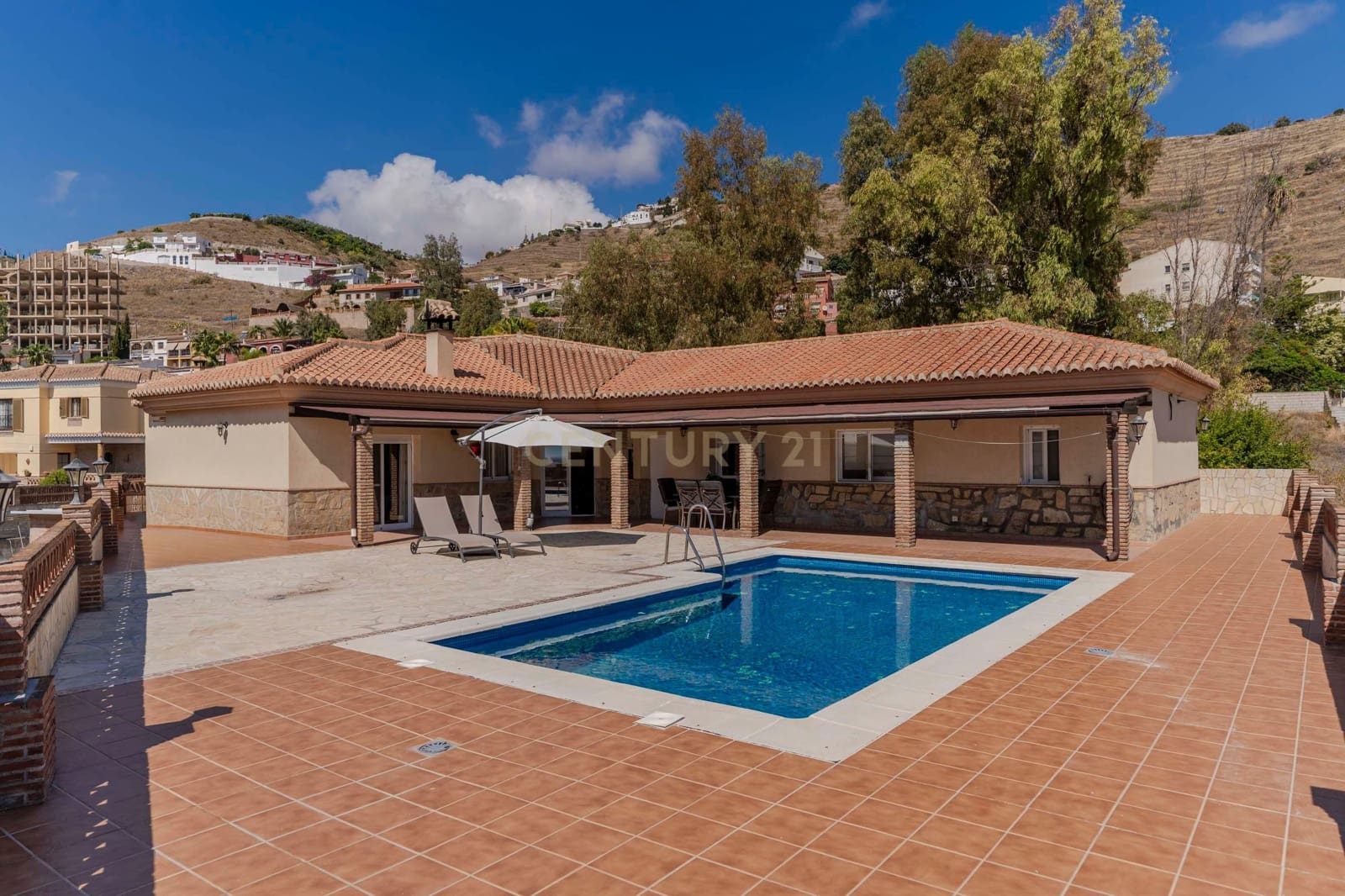 Chalet de 5 habitaciones en Almuñécar en venta con piscina - 750.000 € (Ref: 9531993)