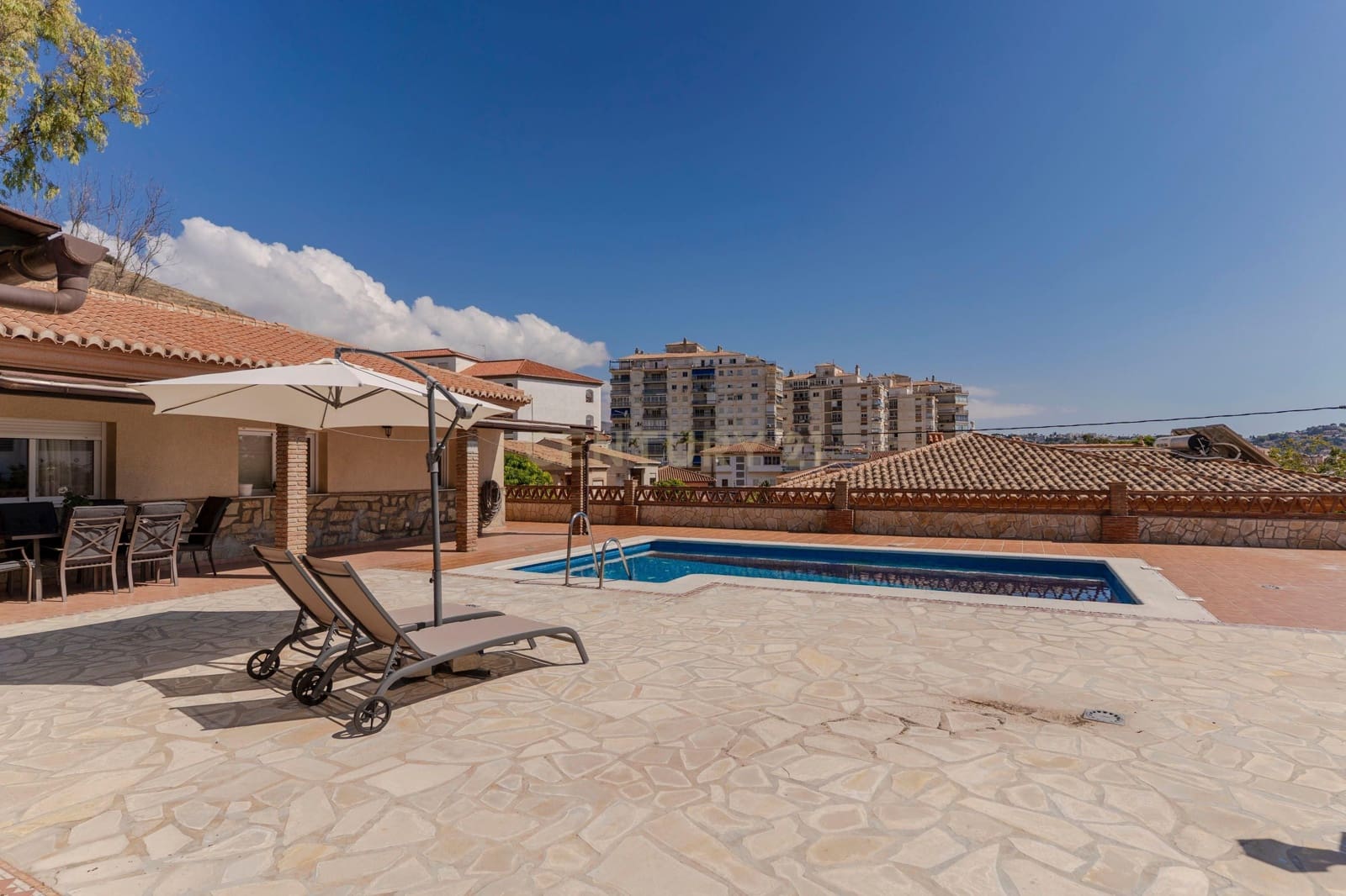 Chalet de 5 habitaciones en Almuñécar en venta con piscina - 750.000 € (Ref: 9531993)