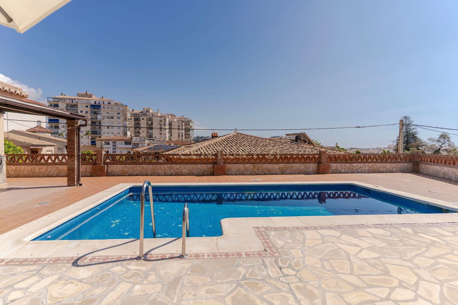 Chalet de 5 habitaciones en Almuñécar en venta con piscina - 750.000 € (Ref: 9531993)