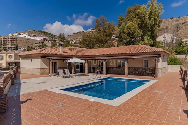 Chalet de 5 habitaciones en Almuñécar en venta con piscina - 750.000 € (Ref: 9531993)