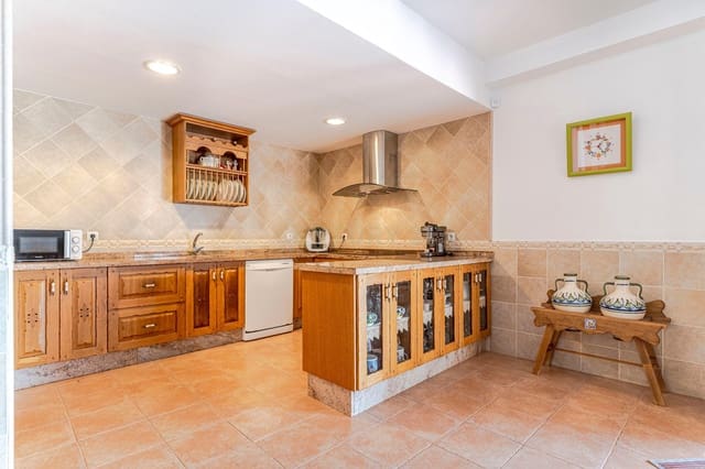 Chalet de 5 habitaciones en Almuñécar en venta con piscina - 750.000 € (Ref: 9531993)