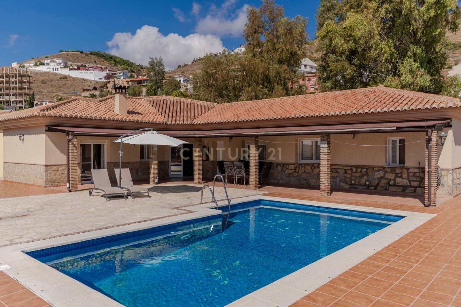 Chalet de 5 habitaciones en Almuñécar en venta con piscina - 750.000 € (Ref: 9531993)