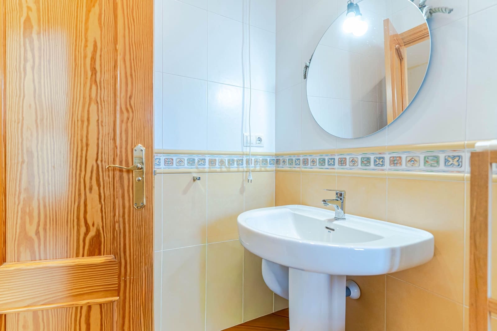 3 bedroom Townhouse for sale in Belicena with garage - € 219,000 (Ref: 9534824)