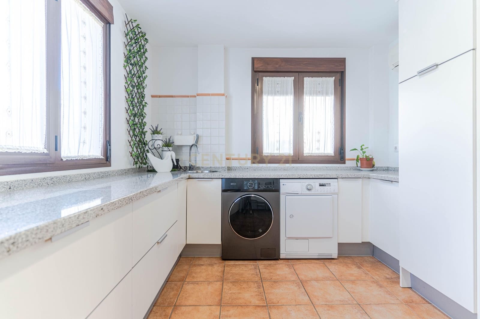 4 soveværelse Villa til salg i La Zubia med swimmingpool garage - € 435.000 (Ref: 9538914)