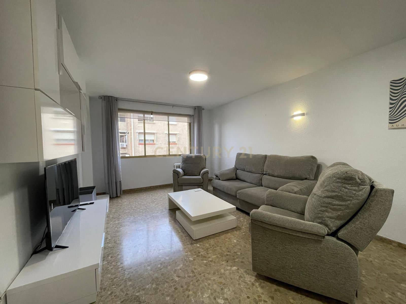 3 bedroom Flat for rent in Granada city with garage - € 1,000 (Ref: 9547253)