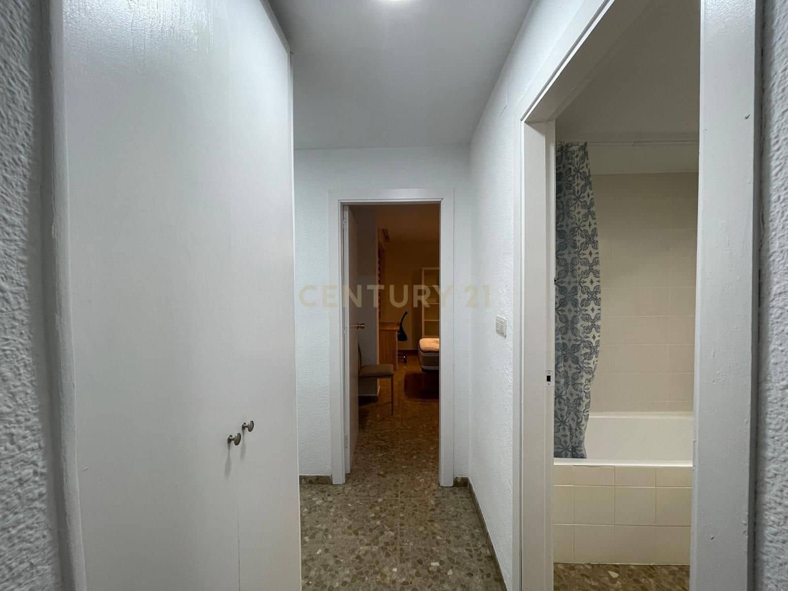 3 bedroom Flat for rent in Granada city with garage - € 1,000 (Ref: 9547253)