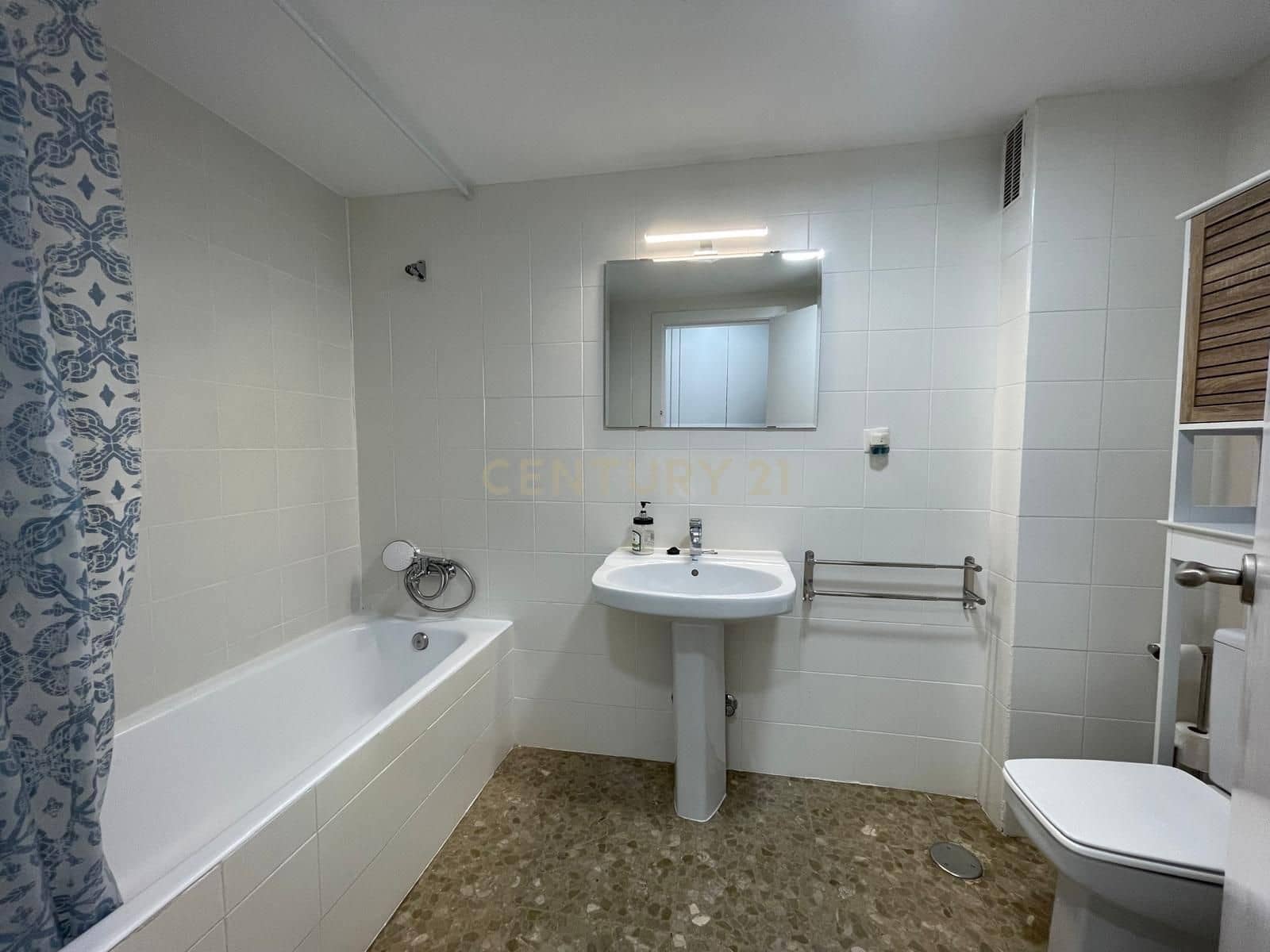 3 bedroom Flat for rent in Granada city with garage - € 1,000 (Ref: 9547253)