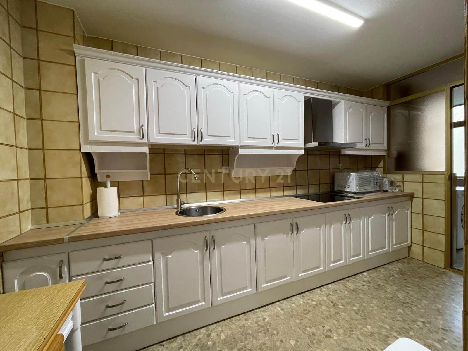 3 bedroom Flat for rent in Granada city with garage - € 1,000 (Ref: 9547253)