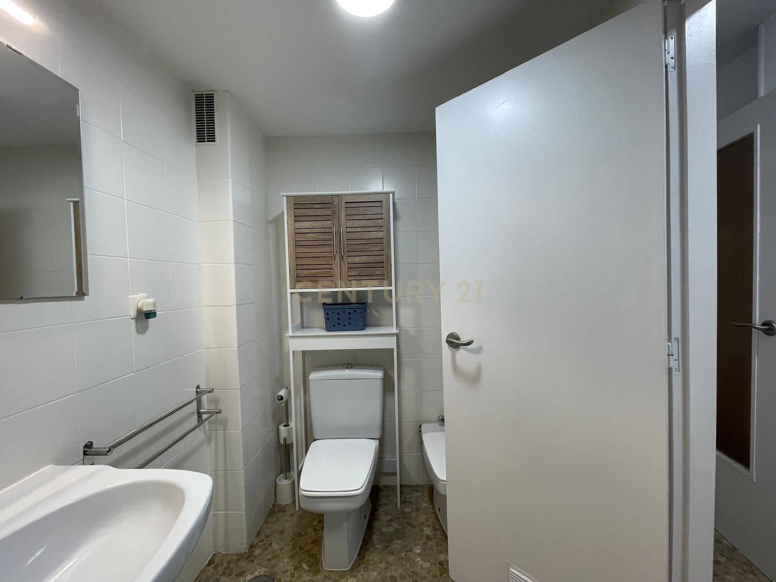 3 bedroom Flat for rent in Granada city with garage - € 1,000 (Ref: 9547253)