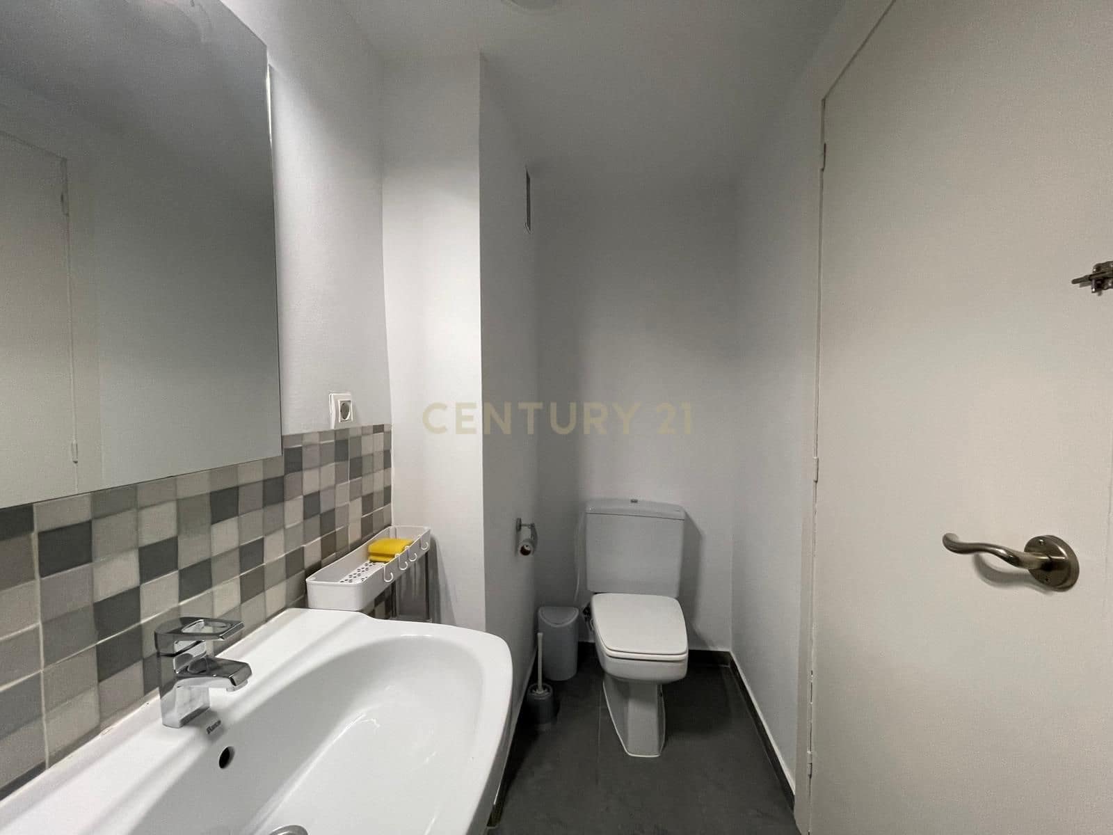 3 bedroom Flat for rent in Granada city with garage - € 1,000 (Ref: 9547253)