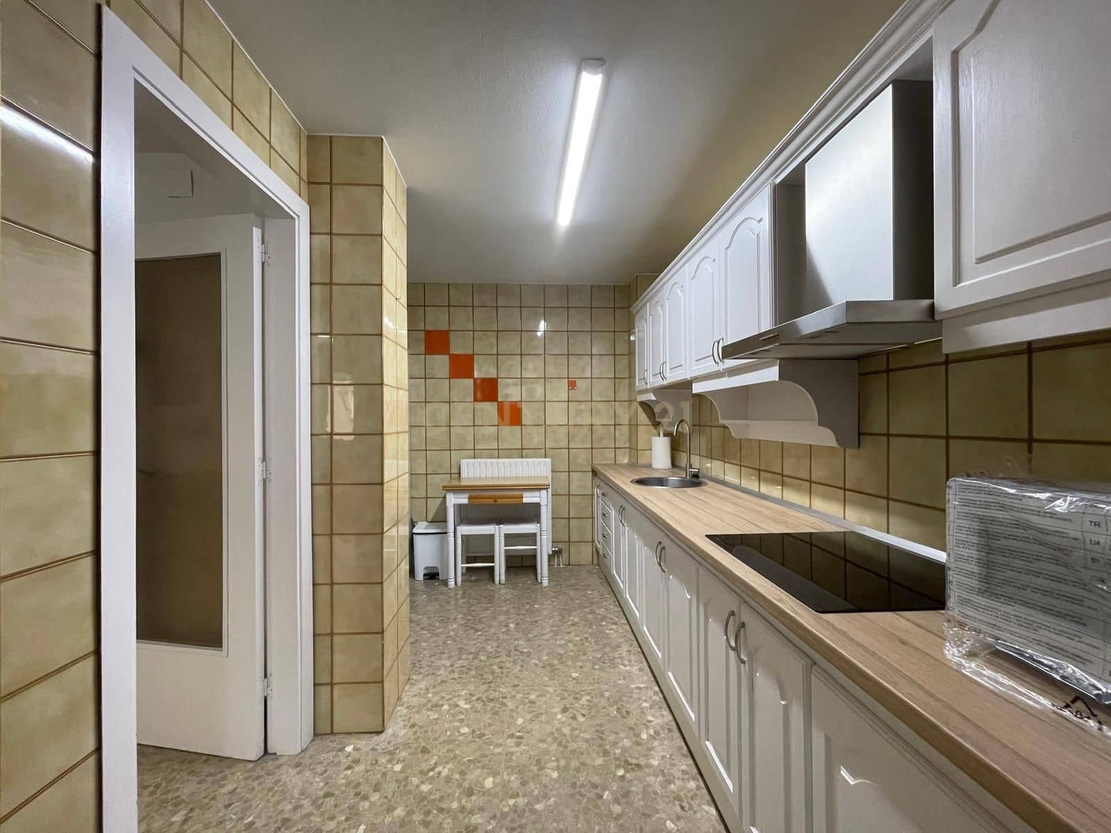 3 bedroom Flat for rent in Granada city with garage - € 1,000 (Ref: 9547253)