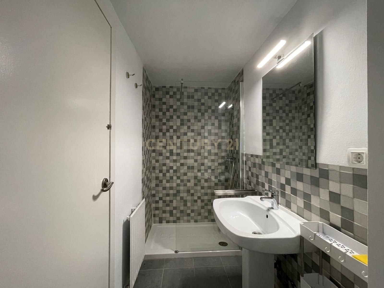 3 bedroom Flat for rent in Granada city with garage - € 1,000 (Ref: 9547253)