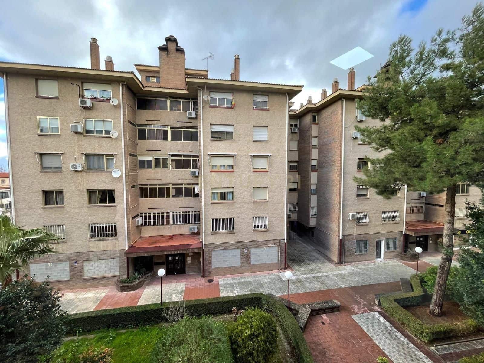 3 bedroom Flat for rent in Granada city with garage - € 1,000 (Ref: 9547253)