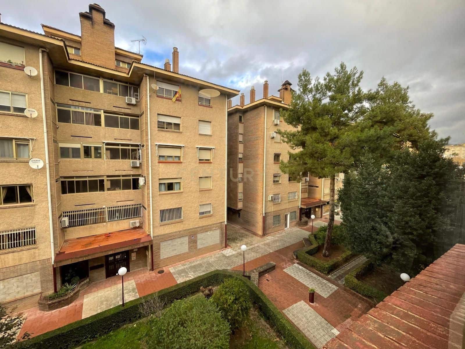 3 bedroom Flat for rent in Granada city with garage - € 1,000 (Ref: 9547253)