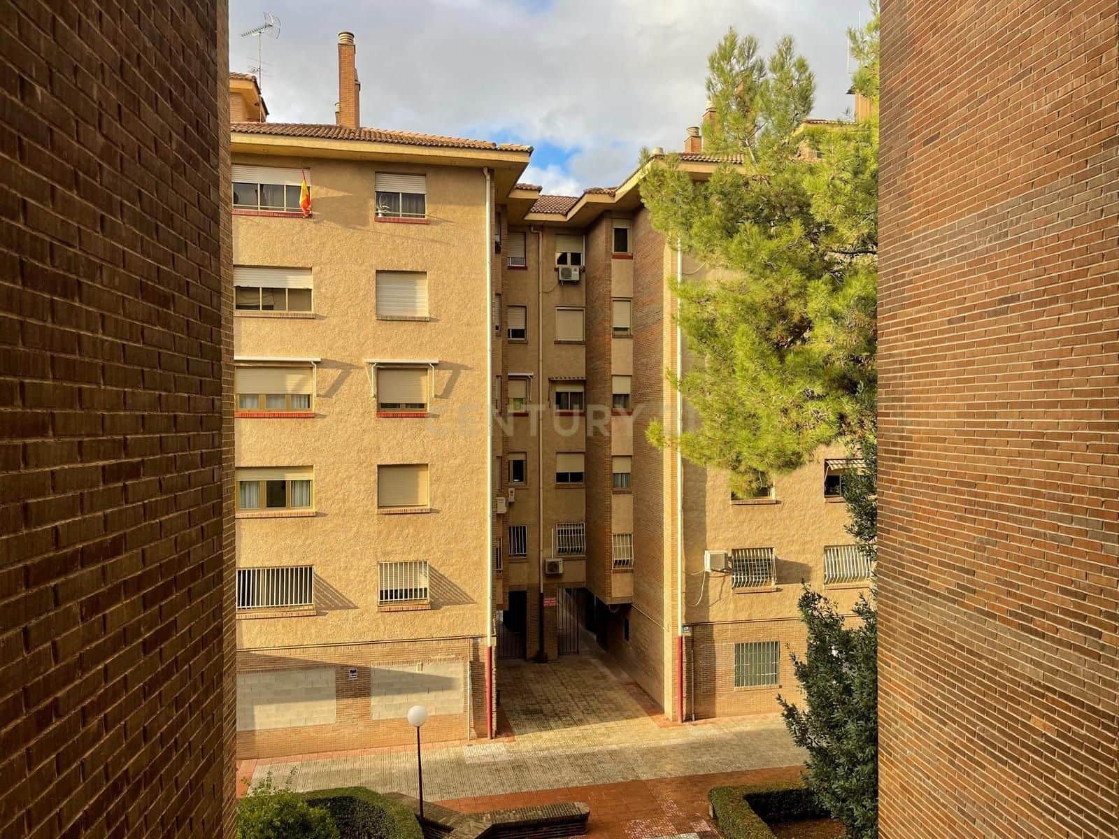 3 bedroom Flat for rent in Granada city with garage - € 1,000 (Ref: 9547253)