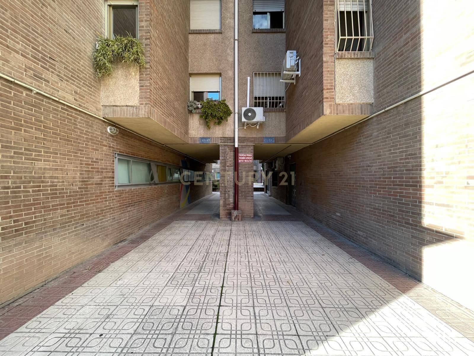 3 bedroom Flat for rent in Granada city with garage - € 1,000 (Ref: 9547253)