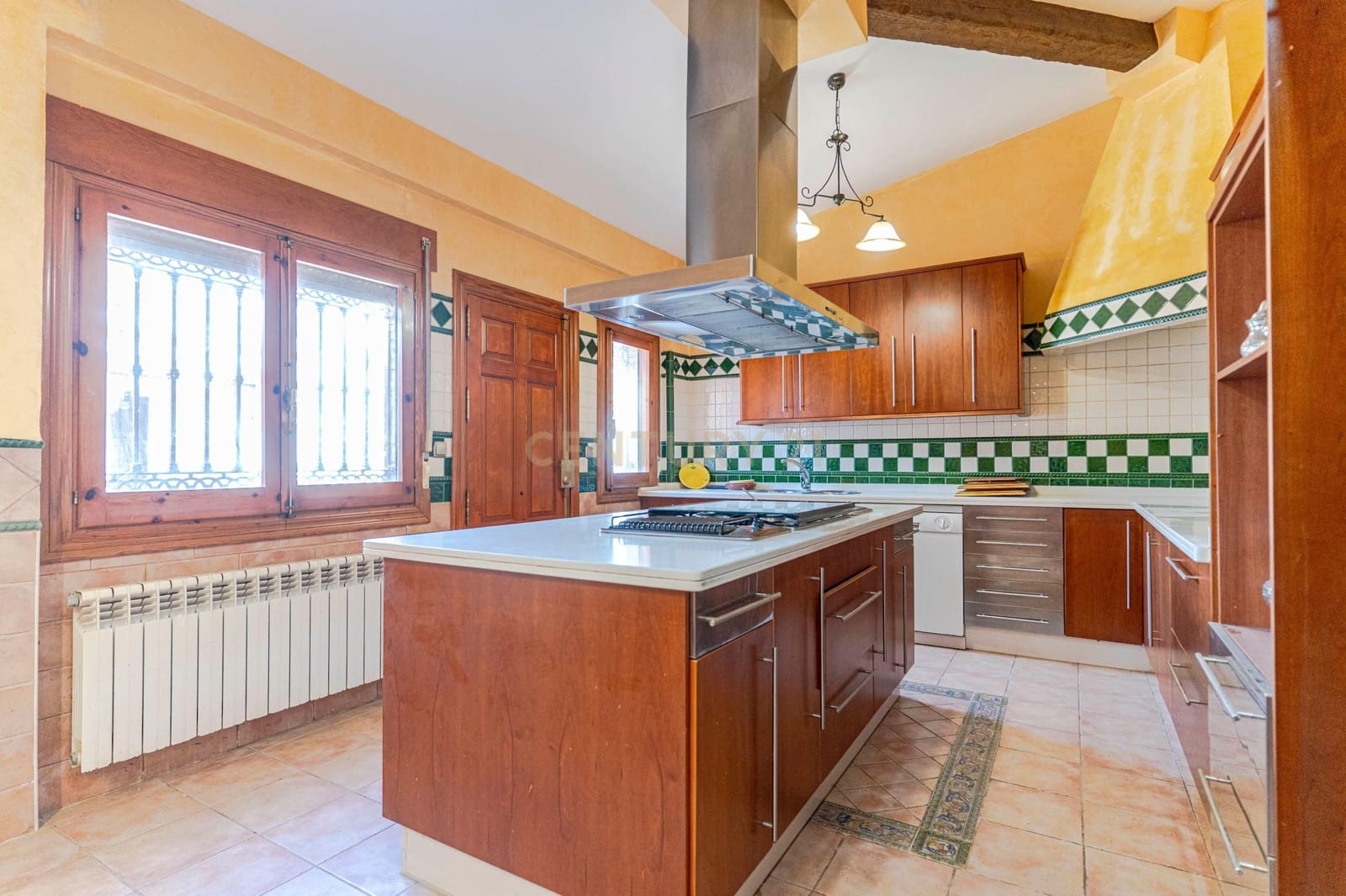 6 soveværelse Finca/Landehus til salg i Granada by med swimmingpool garage - € 830.000 (Ref: 9609980)